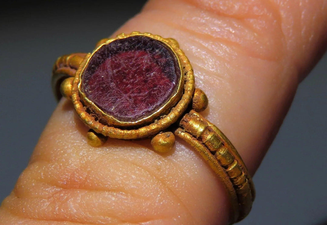 Ancient Roman Gold Ring - 3rd to 4th Century CE | Exquisite Garnet Inlay & Museum Catalonia