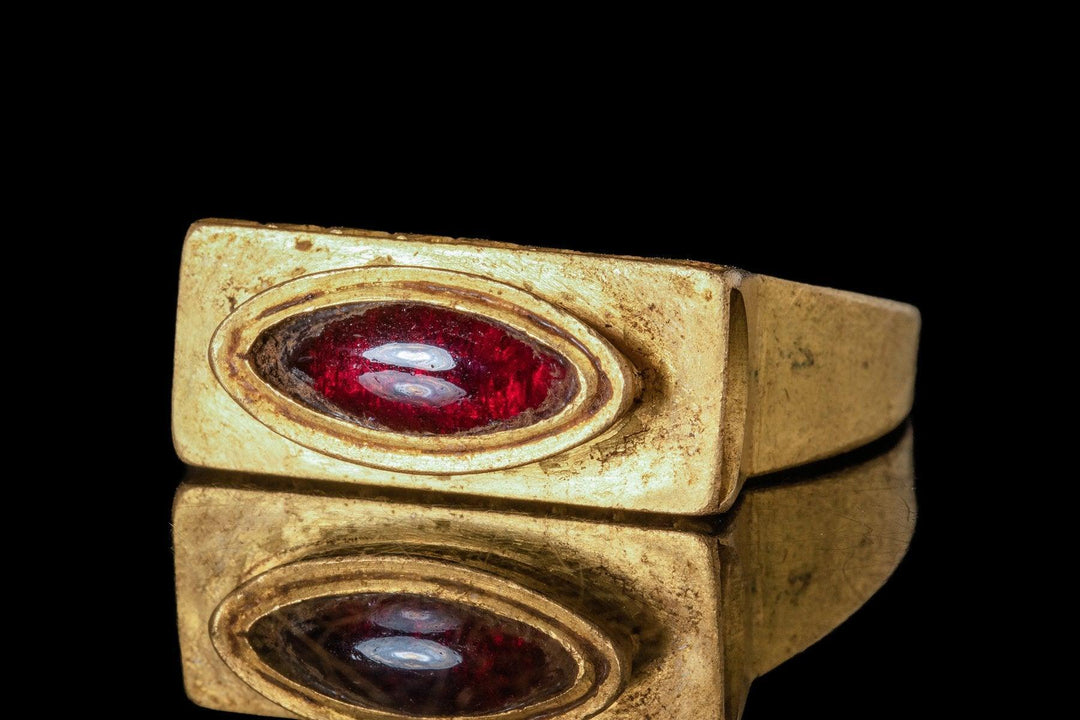 Ancient Greek Early Hellenistic Gold Architecture Ring with Garnet | 4th Century BCE